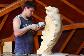 Matteo Zeni rifinisce la sua scultura.