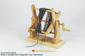 Miniatura in legno di filare per la lana.