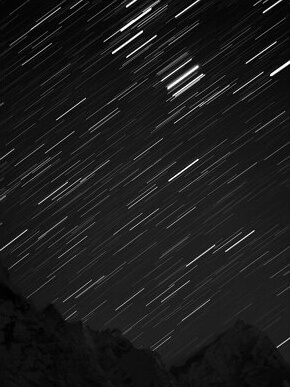 Startrails, la scia delle stelle sopra il monte Antelao