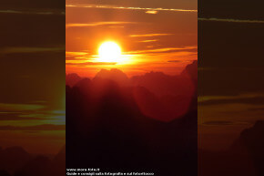 Il sorgere del sole sulle Dolomiti.
