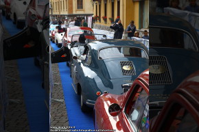 Auto storiche in colonna.