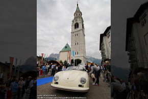 Campanile di Cortina ed una Porsche d'epoca.