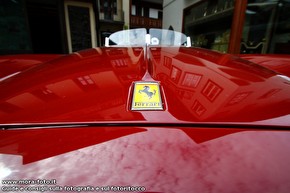 Cavallino ferrari sul cofano.