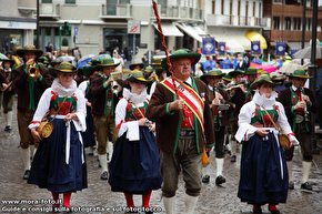 La banda di Lienz sfila lungo il corso.