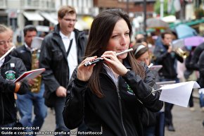 Ragazza suona il flauto alla festa delle bande.