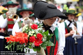 Ragazza con fiori lungo Corso Italia.