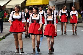 Ragazze prima della sfilata in Corso Italia.