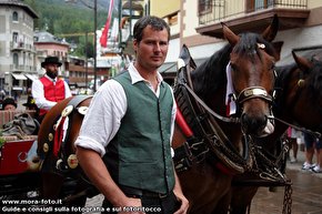 Un ragazzo in posa con il suo cavallo.