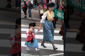 Una bambina in costume ampezzano.