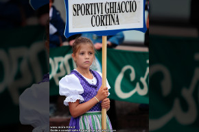 Bambina con cartello della sportivi ghiaccio.