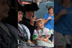 Bambina dorme nel carro delle bande.