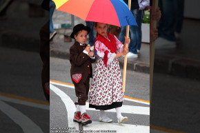 Bambini con ombrello prima della festa delle bande.