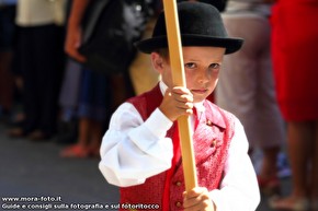 Bambino con cartello.