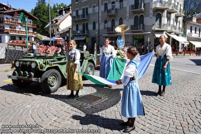 Ragazze portano una bandiera prima della sfilata.