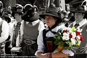 Vestito tirolese in bianco e nero selettivo.