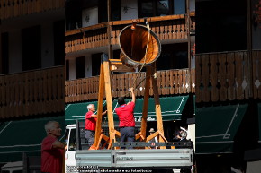 Campana in legno suonata durante la sfilata.