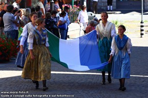 Ragazze e bandiera in sfilata.