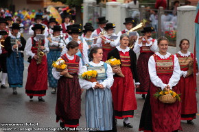 Ragazze in costume folcloristico.