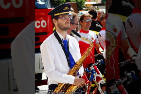 Sassofonista alla sfilata di Cortina.