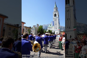 Banda in sfilata e il campanile.