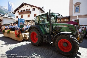 Trattore trasporta un carro allegorico.