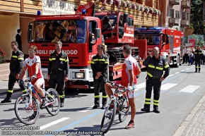 Vigili del fuoco si preparano.