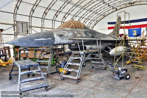 F-16 fighting falcon in manutenzione.