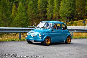 Fiat 500 lungo il Falzarego.