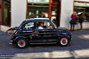 Panning durante la sfilata in centro.