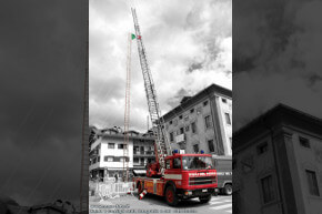 Camion dei vigili del fuoco con scala aperta.