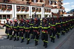 Sfilata di gruppo dei vigili del fuoco in divisa.