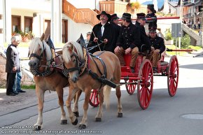 Carrozza in legno trainata da cavalli.