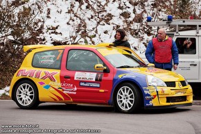 Renault Clio durante il rally.