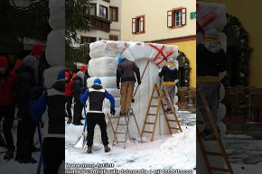 Costruzione di fuga dalle fiamme in neve.