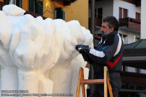 Artista nella realizzazione dell'opera in neve.