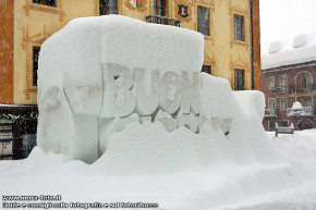 Tutto si conclude con una forte nevicata.