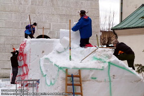 Preparazione della scultura in neve.