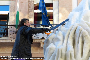 Scultore rifinisce la neve della sua opera.