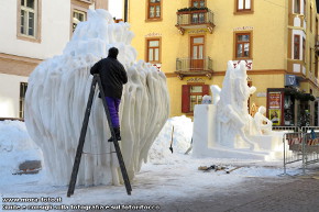 Due sculture vengono realizzate in Corso Italia.