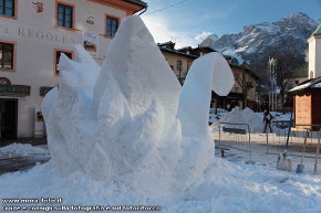 Tzuru esposto a Cortina d'Ampezzo.