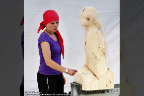 Arianna Gasperina osserva la scultura.