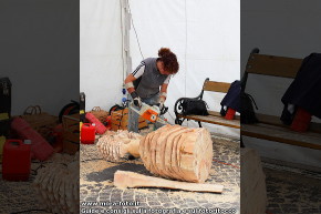 Inma Garcia sgrossa il legno con la motosega.