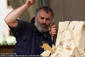 Giovanni Bordin modella il legno.