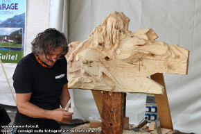 Kurt Wierer rifinisce la creazione in legno.