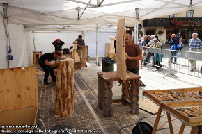 Scultori al lavoro nella piazza Angelo Dibona in Corso Italia.