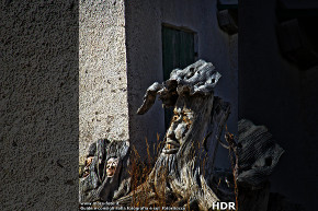 Albero intagliato sul passo Falzarego.