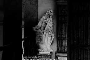 Statua inquietante al cimitero di Salisburgo.