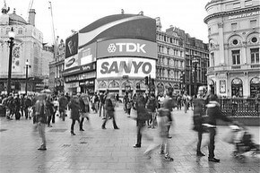Piccadilly Circus in bianco e nero.