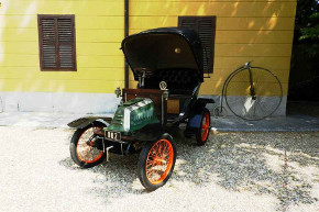 Auto d'epoca in una festa di piazza.