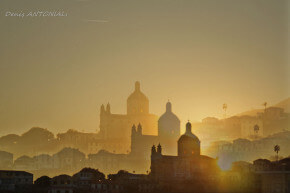 skyline al tramonto.